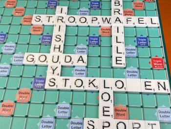 Scrabble grootletter en braille