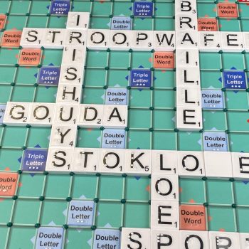 Scrabble grootletter en braille