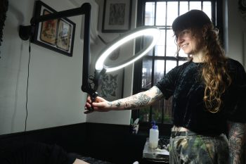 Daylight Aura Ring On Arm - Afbeelding 2